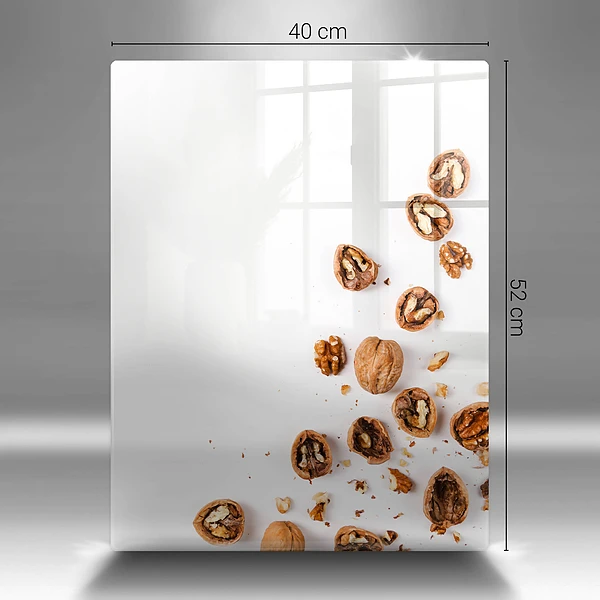 Glasskärbräda med motiv av nötter på vit bakgrund