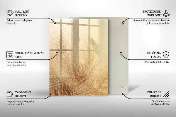 Glasskärbräda Nötter på en vit bakgrund