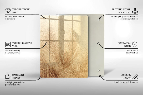 Glasskärbräda Nötter på en vit bakgrund