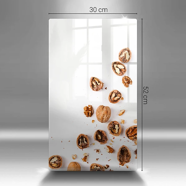 Glasskärbräda med motiv av nötter på vit bakgrund