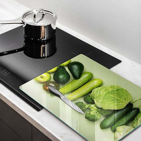 Glasskärbräda med motiv av gröna frukter och grönsaker
