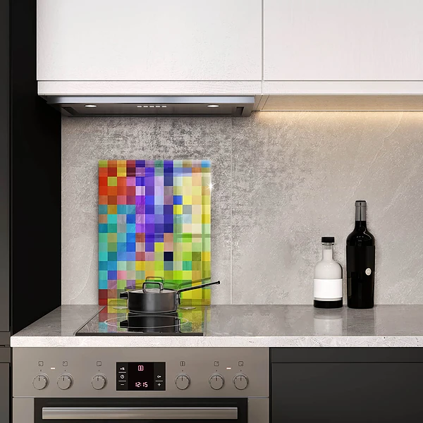 Glasskärbräda med motiv av färgade kvadrater och pixlar