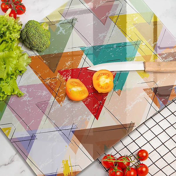 Glasskärbräda med motiv av målade trianglar