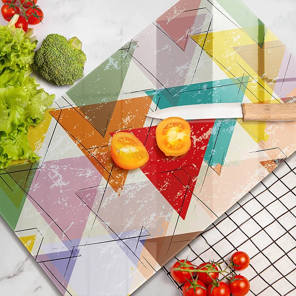 Glasskärbräda med motiv av målade trianglar