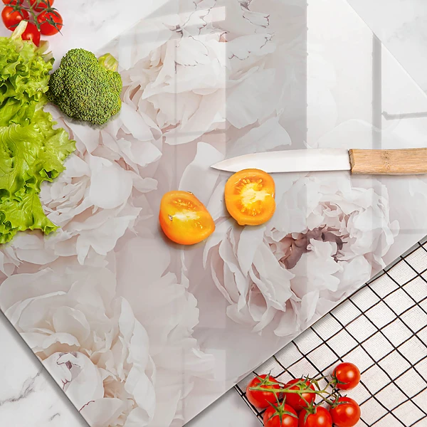 Glasskärbräda med motiv av pastellfärgade pioner