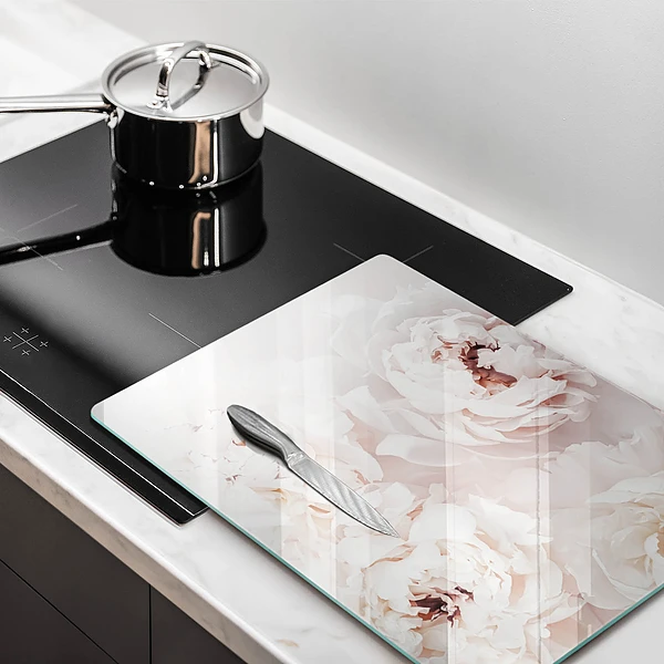 Glasskärbräda med motiv av pastellfärgade pioner