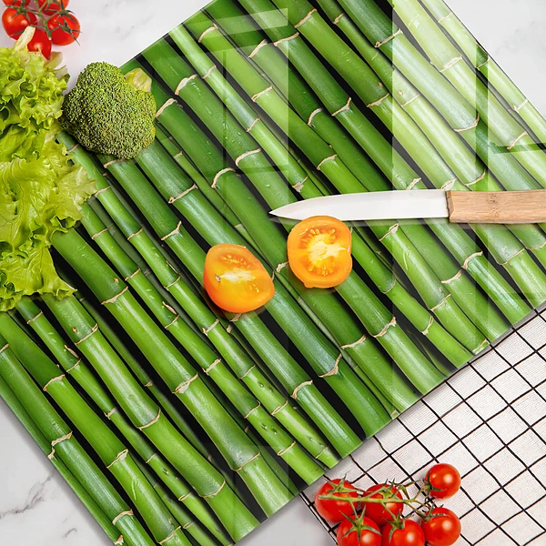 Skärbräda i glas med naturmotiv av bambu