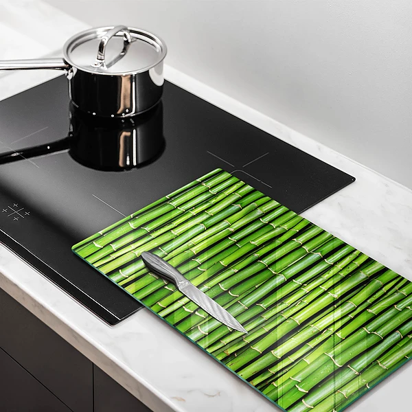 Skärbräda i glas med naturmotiv av bambu