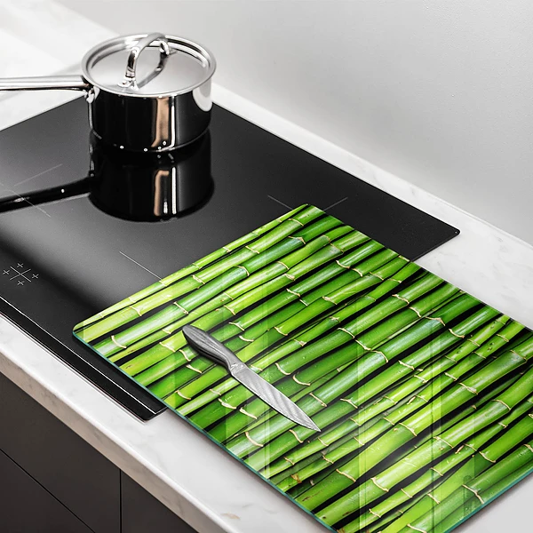 Skärbräda i glas med naturmotiv av bambu