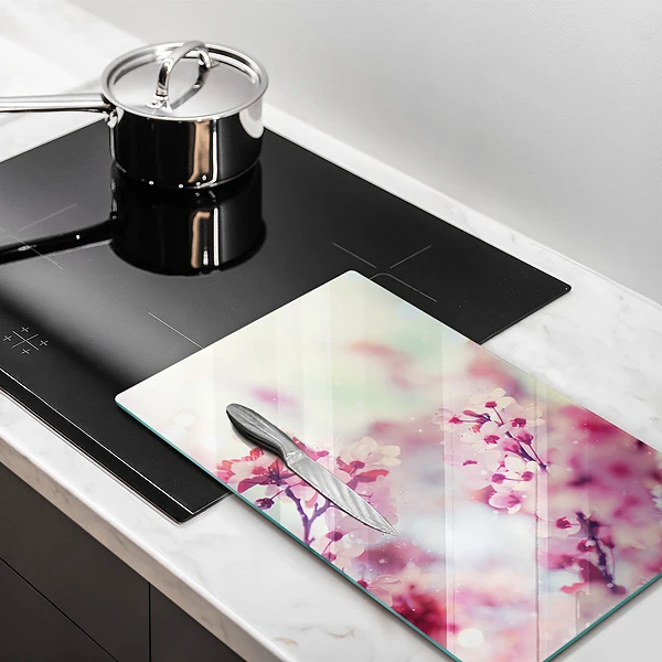 Glasskärbräda med motiv av vårrosa blommor