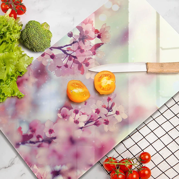 Glasskärbräda med motiv av vårrosa blommor
