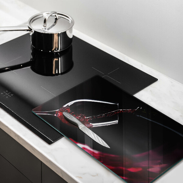 Skärbräda i härdat glas Ett glas rött vin