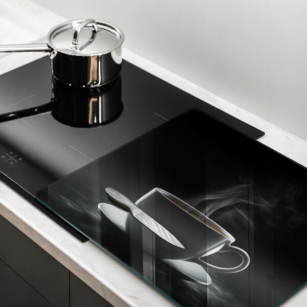 Skärbräda av glas En varm kopp kaffe