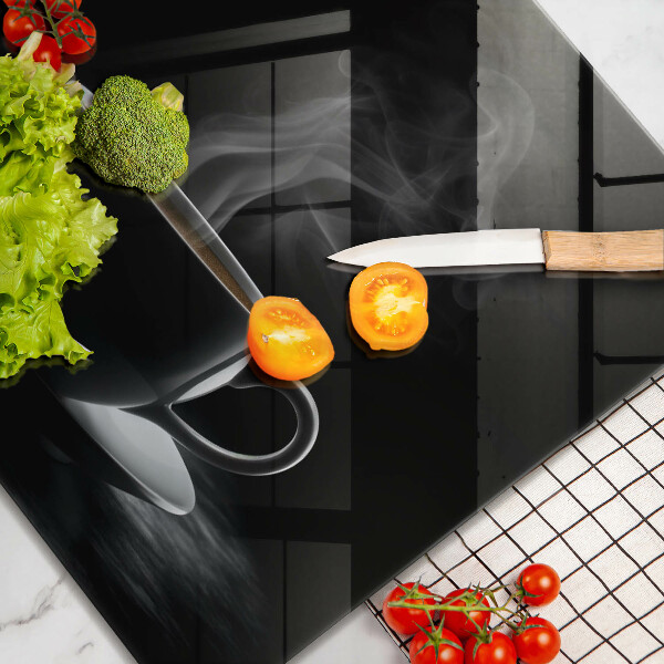 Skärbräda av glas En varm kopp kaffe