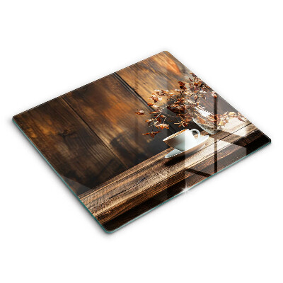 Skärbräda av glas En kopp kaffe och ved