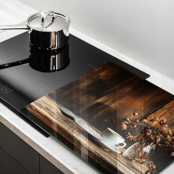 Skärbräda av glas En kopp kaffe och ved