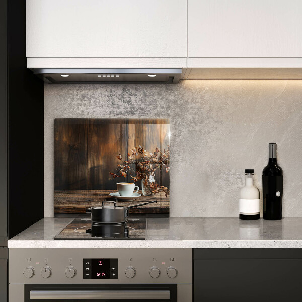 Skärbräda av glas En kopp kaffe och ved