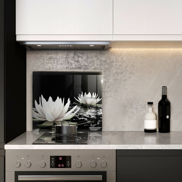 Skärbräda av glas Vita liljor på vattnet