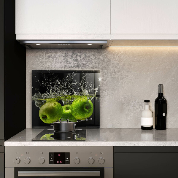 Skärbräda av glas Gröna äpplen och vatten