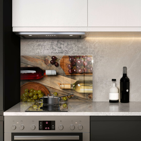 Skärbräda glas modern Vinflaskor och druvor