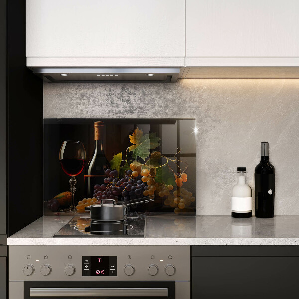 Skärbräda glas modern Ett glas vin och druvor