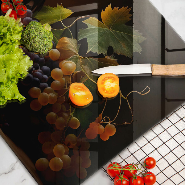 Skärbräda glas modern Ett glas vin och druvor