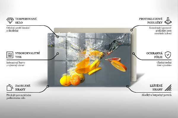 Skärbräda glas modern Citroner i vatten