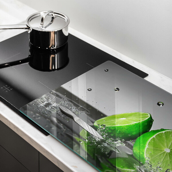 Skärbräda glas modern Saftiga lime och vatten