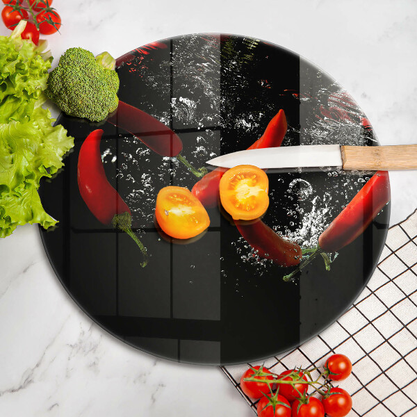 Skärbräda glas unik Chilipeppar i vatten