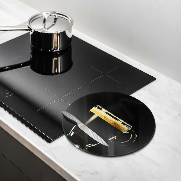 Skärbräda glas unik Ett glas svart kaffe