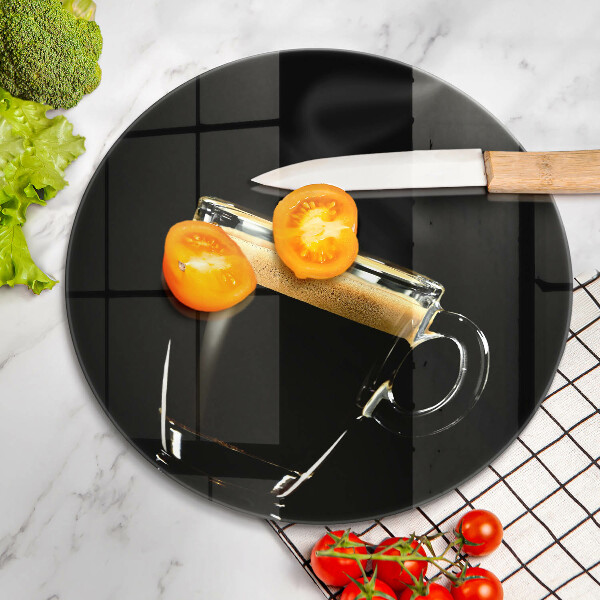 Skärbräda glas unik Ett glas svart kaffe