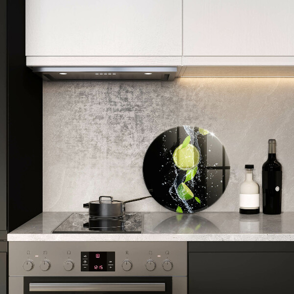 Skärbräda glas unik Saftiga limefrukter i vatten