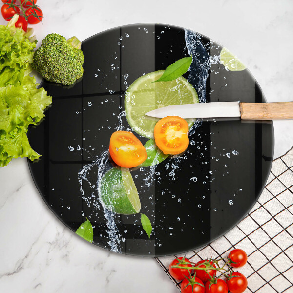 Skärbräda glas unik Saftiga limefrukter i vatten