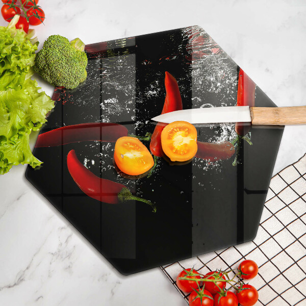 Skärbräda glas sexhörning Chilipeppar i vatten