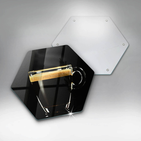 Skärbräda glas sexhörning Ett glas svart kaffe