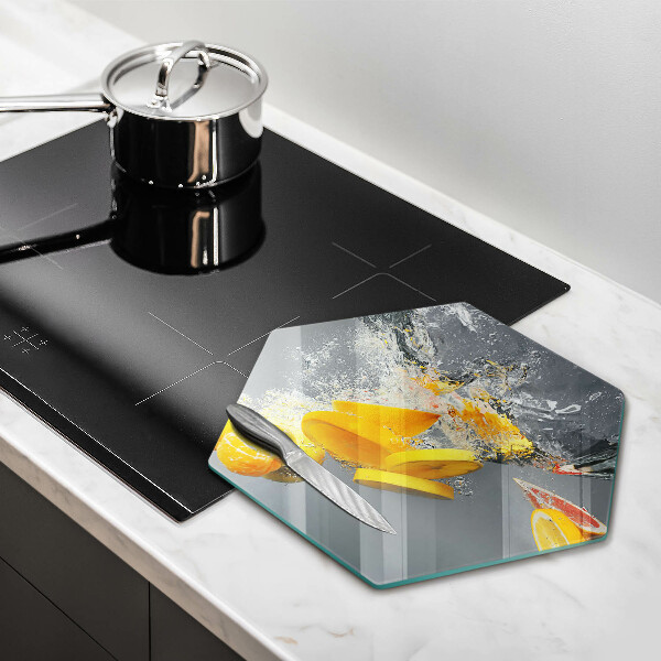 Skärbräda glas sexhörning Citroner i vatten