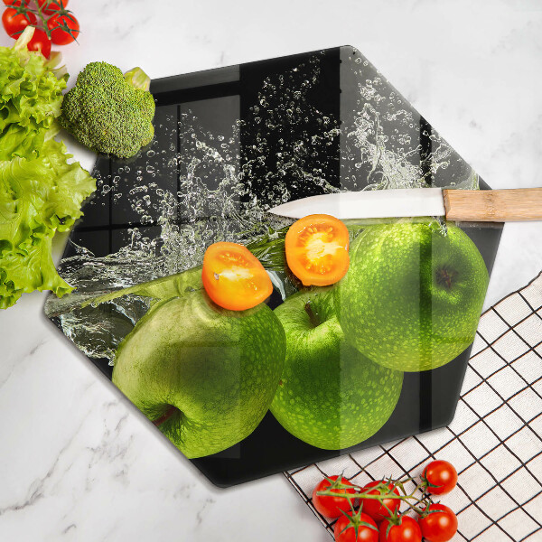 Skärbräda glas sexhörning Gröna äpplen och vatten