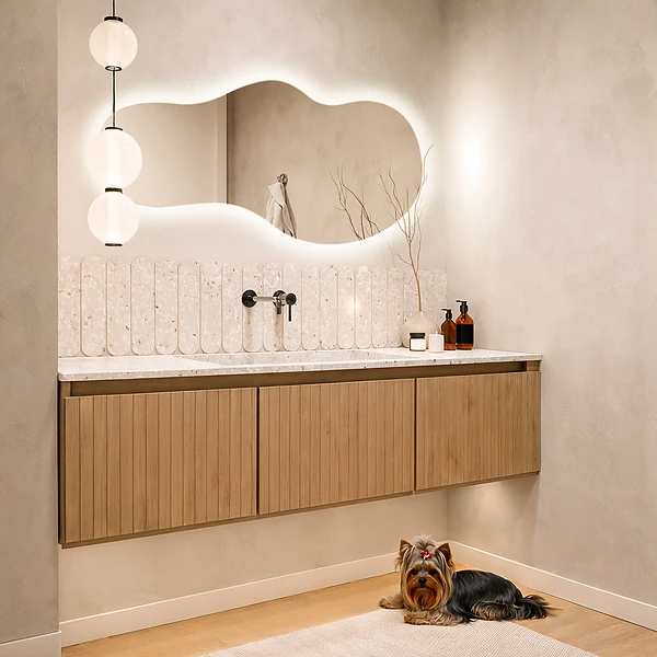Oregelbunden spegel med LED på väggen 45x90