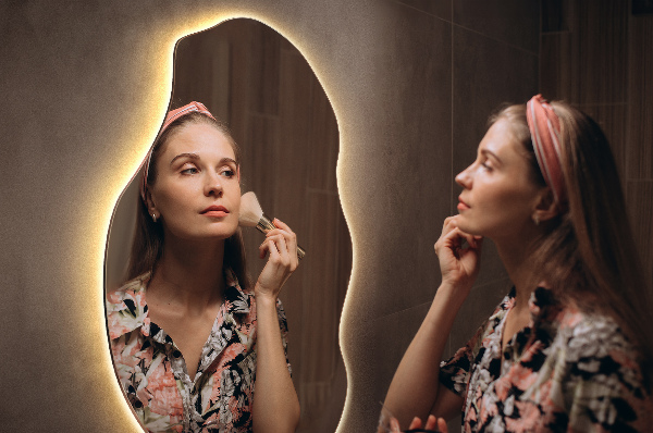 Spegel organisk form fläck modern med led belysning 40x80 cm