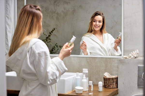 Rektangel spegel i vit ram för vardagsrum 100x70 cm