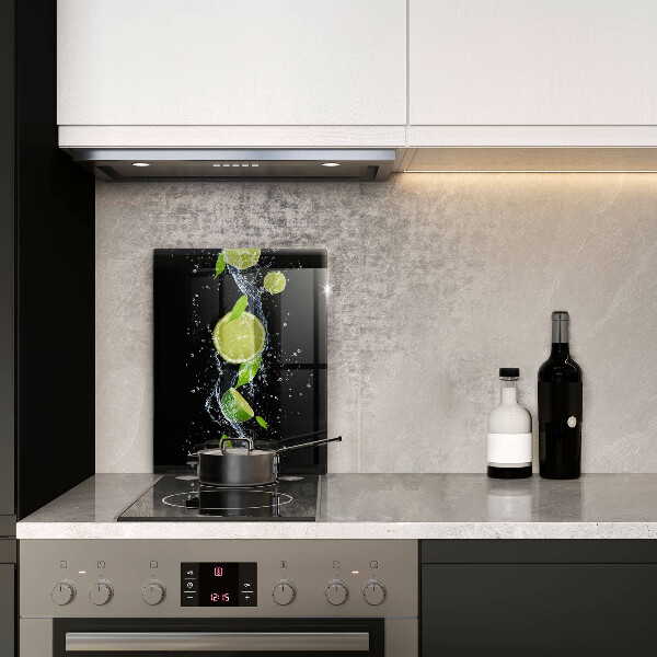 Spisskyddsplatta modern Saftiga limefrukter i vatten