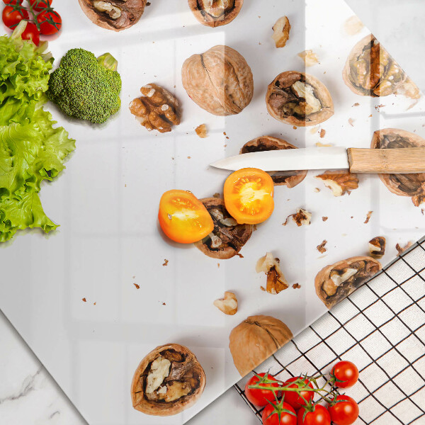 Spisskyddsplatta elegant Nötter på en vit bakgrund