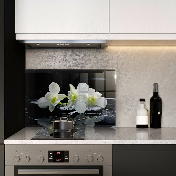 Spisskyddsplatta elegant Vita blommor i Zen vatten