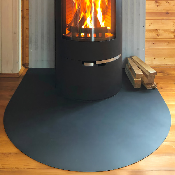 Golvskydd framför öppen spis i storleken 100 x 100 cm