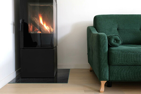 Kvadratisk glasskiva framför öppen spis Naturlig stenstruktur