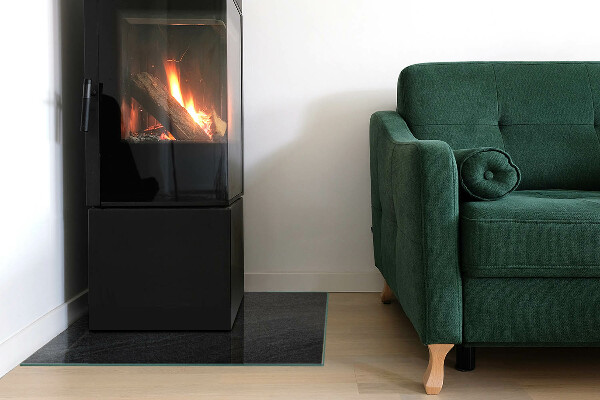 Kvadratisk glasskiva framför öppen spis Naturlig stenstruktur