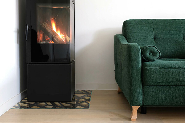 Kvadratisk glasskiva framför öppen spis Geometri med trä