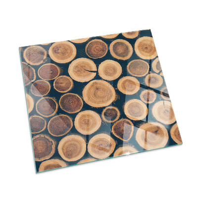 Kvadratisk glasskiva framför öppen spis Låda med sågat trä