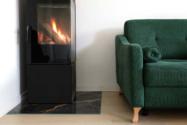 Kvadratisk glasskiva under braskamin Elegant marmor med ådringar