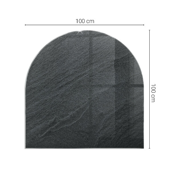 Halvoval glasskiva framför öppen spis Naturlig stenstruktur